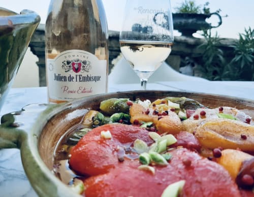 Verre de rosé et plateau de charcuterie à La vie de château à Grignan, France