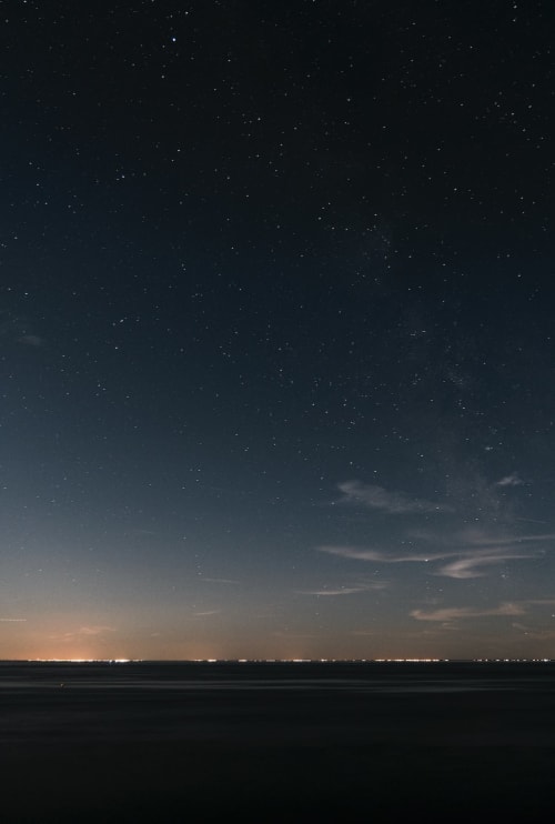 Ciel étoilé au-dessus de Grignan avec les lumières lointaines de l'horizon du gîte La vie de château