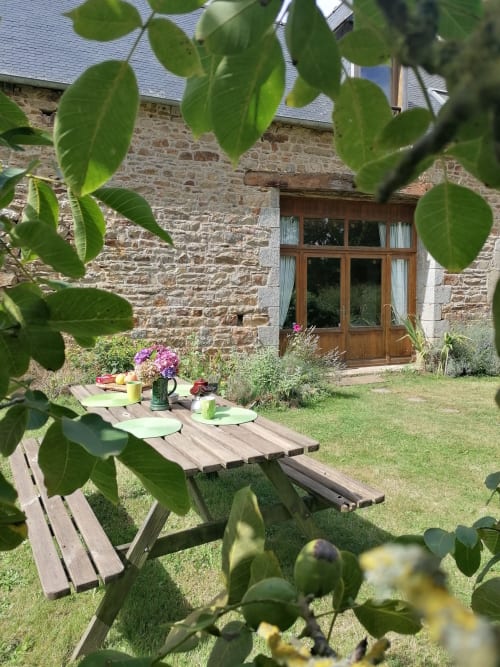 Vue sur le jardin  - Gîte avec piscine privée, couverte et chauffée, location de vacances, côtes d'armor bretagne Perros Guirec Tréguier Trégastel Paimpol