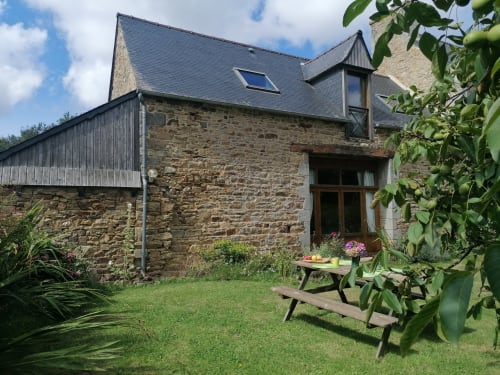 Vue sur le jardin  - Gîte avec piscine privée, couverte et chauffée, location de vacances, côtes d'armor bretagne Perros Guirec Tréguier Trégastel Paimpol