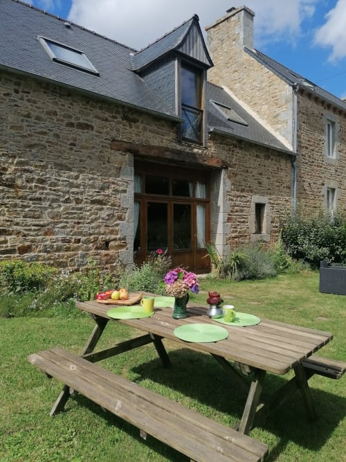 Vue sur le jardin  - Gîte avec piscine privée, couverte et chauffée, location de vacances, côtes d'armor bretagne Perros Guirec Tréguier Trégastel Paimpol