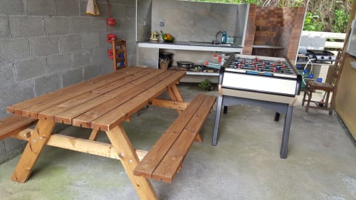 Table de pique-nique en bois et baby-foot dans l'espace de loisirs de la Case Vi D'O, La Plaine des Cafres, Île de la Réunion