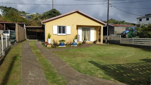 Bungalow jaune avec pelouse verte au Case Vi D'O BnB à La Plaine des Cafres, île de la Réunion