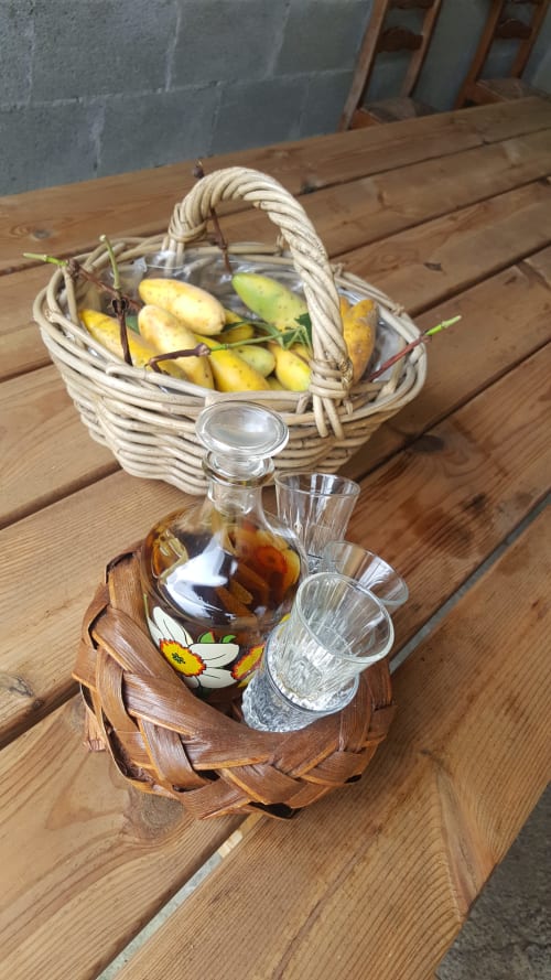 Panier tressé de mangues fraîches et carafe décorée avec verres à la Case Vi D'O, La Plaine des Cafés