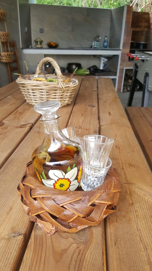 Table en bois à la Case Vi D'O BnB avec carafe en verre décorée, verres et panier tressé, La Plaine des Cafres
