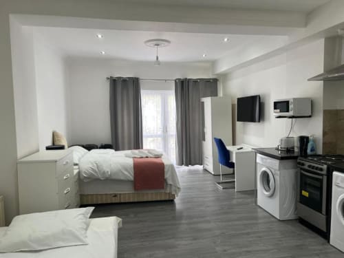 Studio apartment at Starlet Property London with bed, kitchenette, TV, washing machine and modern furnishings