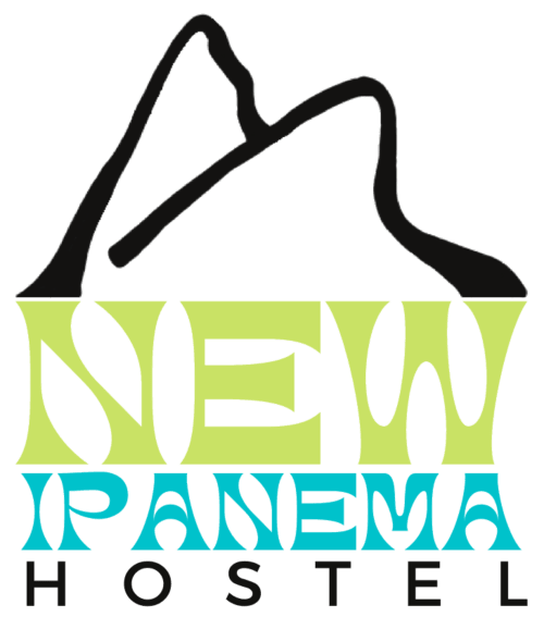Logo do New Ipanema Hostel com silhueta de montanha e design de folha, hospedagem no Rio de Janeiro