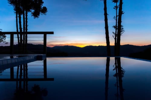 Piscina de borda infinita do Paraíso nas Montanhas com vista para as montanhas ao pôr do sol em Campos do Jordão, Brasil