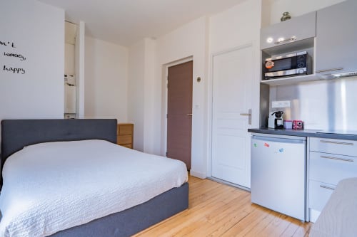 Studio à La Salvetat-Saint-Gilles avec lit, kitchenette et équipements modernes