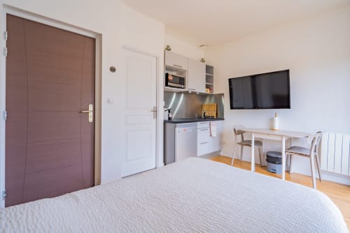 Studio moderne à Toulouse avec lit, kitchenette, TV écran plat, bureau de travail et parquet