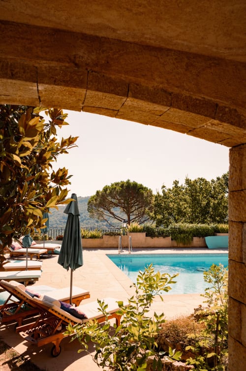 Provenzalische Terrasse mit dezentem Charme, mit Blick auf den Pool und das Panorama des Loup-Tals