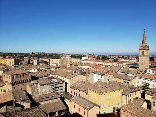Vista aerea di Vignola, Italia con la storica torre della chiesa e i tetti in cotto