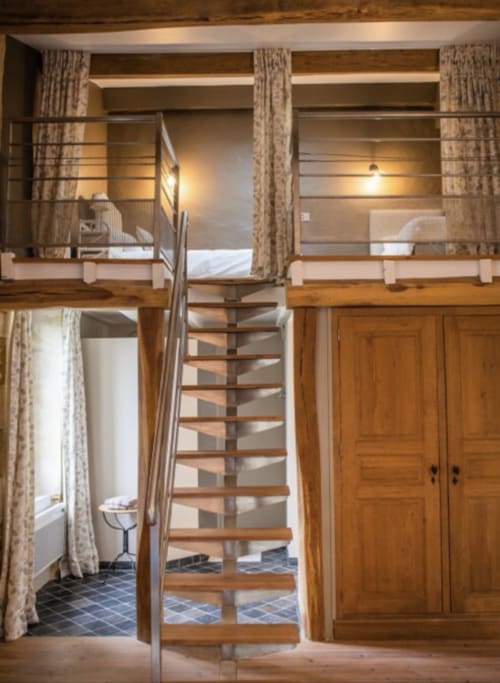 Escalier en spirale dans la chambre mezzanine du Château Haut Clarise, Belvès-de-Castillon, avec mezzanines et mobilier bois