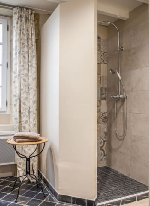 Salle de bain moderne avec douche à l'italienne au Château Haut Clarise, Belvès-de-Castillon