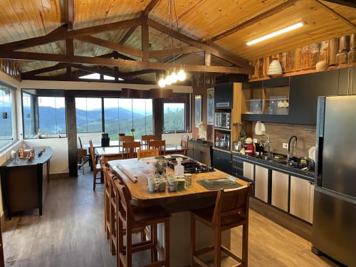 Cozinha e sala de jantar de villa moderna na montanha com vista panorâmica de Campos do Jordão no hotel Paraíso nas Montanhas