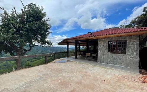 Villa de montanha em Paraíso nas Montanhas em Campos do Jordão com terraço de pedra debruçado sobre vales verdejantes