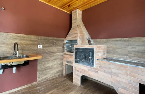 Cozinha de villa na montanha com forno de tijolos em Paraíso nas Montanhas, Campos do Jordão