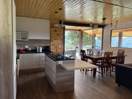 Cozinha e sala de jantar da villa moderna no Paraíso nas Montanhas com vistas para a serra, Campos do Jordão
