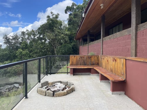 Pátio da villa na montanha do Paraíso nas Montanhas com fogueira, banco de madeira e vista para a floresta em Campos do Jordão