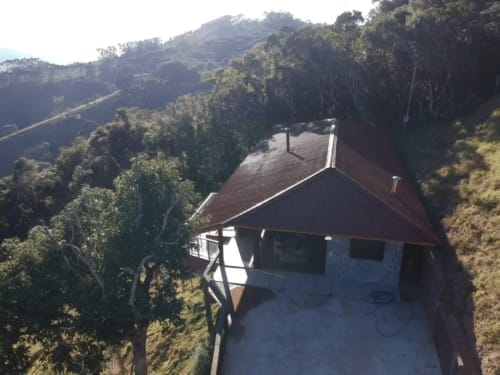Villa na montanha com vistas de morros florestados em Campos do Jordão