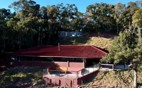 Villa Paraíso nas Montanhas em Campos do Jordão com telhado vermelho, cercada por floresta e vistas da serra