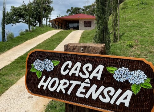 Entrada da vila Casa Hortênsia no hotel Paraíso nas Montanhas em Campos do Jordão com vistas para as montanhas