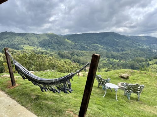 Rede de descanso e espaço de estar com vista para vales exuberantes em Paraíso nas Montanhas, Campos do Jordão