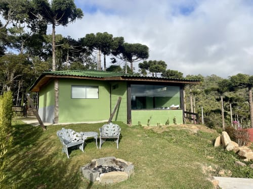 Vila verde vibrante em Paraíso nas Montanhas, Campos do Jordão, com jardim, fogueira e vistas da serra