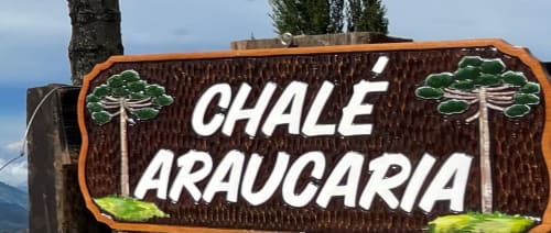 Placa de madeira Chale Araucaria com ilustrações de árvores no hotel Paraíso nas Montanhas em Campos do Jordão