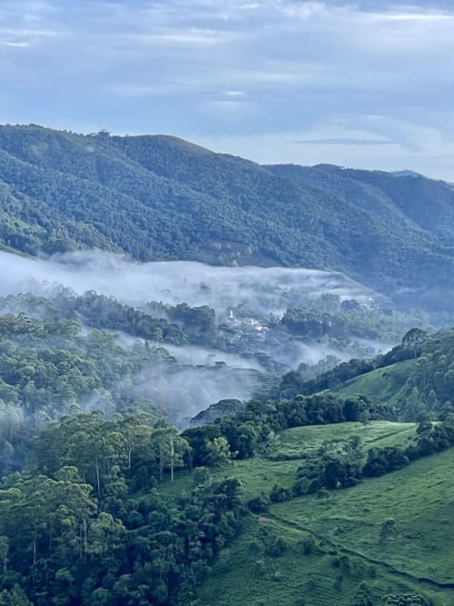 Vale montanhoso enevoado com colinas exuberantes e pequena aldeia, hotel Paraíso nas Montanhas em Campos do Jordão