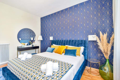 Lussuosa camera Art Déco al SleepWithMe B&B di Pisa con carta da parati blu decorata, testata in velluto e dettagli dorati