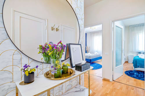 Lussuoso appartamento Art Déco a SleepWithMe B&B a Pisa con consolle in marmo, fiori freschi e vista sulla città
