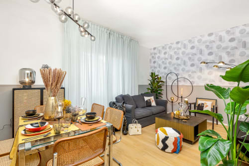 Appartamento di lusso moderno presso SleepWithMe B&B a Pisa con zona pranzo, salotto con divano e arredamento in rattan