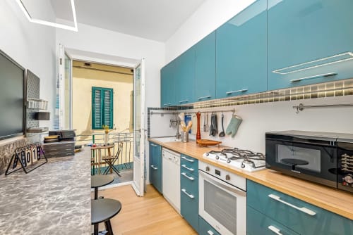 Cucina moderna color turchese con banconi in legno nell'appartamento SleepWithMe Luxury B&B, Pisa