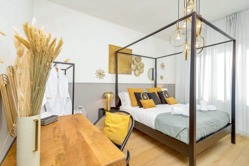Camera da letto lussuosa e moderna presso SleepWithMe B&B Pisa con letto a quattro colonne, dettagli dorati e design contemporaneo