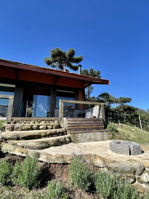 Vila moderna em Paraíso nas Montanhas com degraus de pedra rústica, deck de madeira e vistas das montanhas em Campos do Jordão