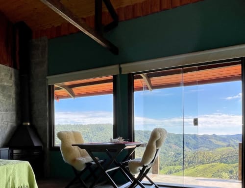 Interior da villa na montanha em Paraíso nas Montanhas com vista panorâmica do vale, mobiliário moderno e design aberto