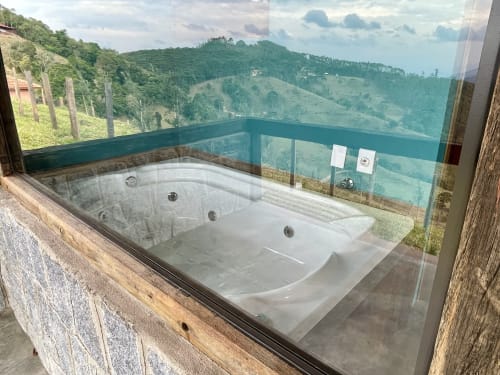 Banheira de luxo com vista para as montanhas na vila Paraíso nas Montanhas em Campos do Jordão