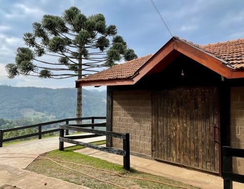 Villa na montanha em Paraíso nas Montanhas, Campos do Jordão, com terraço vista para vale verdejante