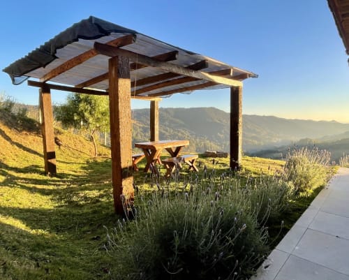 Pérgola de madeira com área de refeições com vista para as montanhas de Campos do Jordão na villa Paraíso nas Montanhas