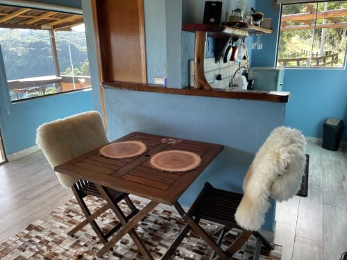 Sala de jantar de villa moderna com vista para as montanhas em Paraíso nas Montanhas, Campos do Jordão, com mesa de madeira e mobiliário confortável