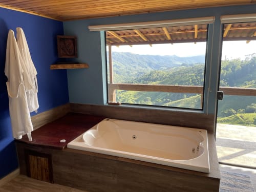 Banheiro luxuoso de villa de montanha com banheira de hidromassagem com vista do vale de Campos do Jordão