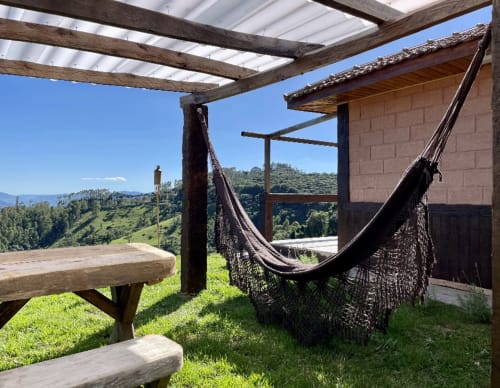 Terraço de villa na montanha com rede e pergolado de madeira com vista para vales exuberantes em Paraíso nas Montanhas, Campos do Jordão
