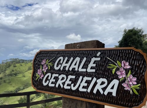 Placa Chale Cerejeira em Paraíso nas Montanhas com vista para as montanhas em Campos do Jordão, Brasil