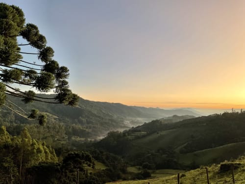 Vale da montanha ao amanhecer com morros verdejantes, vista da villa de Campos do Jordão