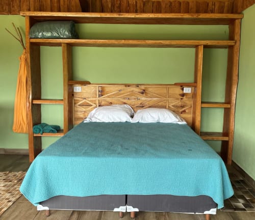 Cama de madeira rústica com roupa de cama turquesa na villa Paraíso nas Montanhas, Campos do Jordão, Brasil