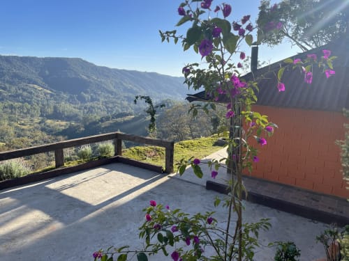 Terraço da villa na montanha do Paraíso nas Montanhas com flores roxas vista para o vale de Campos do Jordão