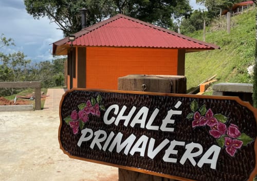 Placa de entrada da vila Chálé Primavera em Paraíso nas Montanhas, Campos do Jordão
