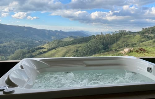 Banheira de hidromassagem com vista para as montanhas na villa Paraíso nas Montanhas em Campos do Jordão