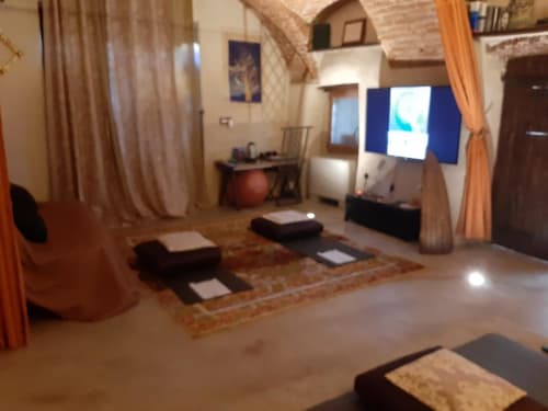 Ampio studio yoga e benessere a CasaRosada B&B a Vidracco con tappetini, cuscini meditazione e schermo